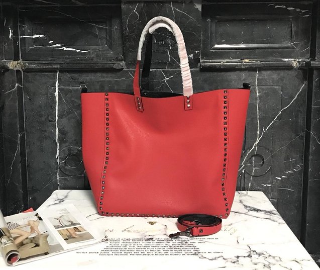 Valentino Garavani Rockstud calfskin large shopper bag 0578 red