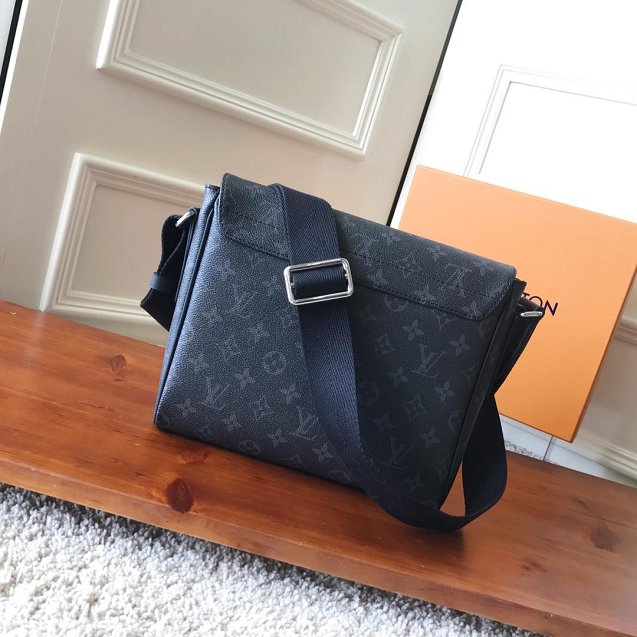 Louis vuitton original monogram eclipse District pm M44000