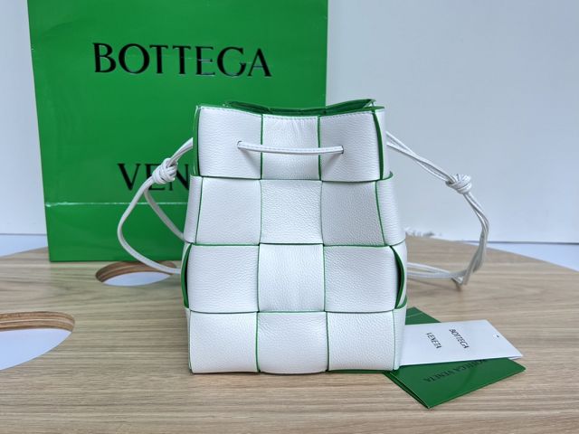 BV original grained calfskin cassette bucket bag 680218 white&parakeet