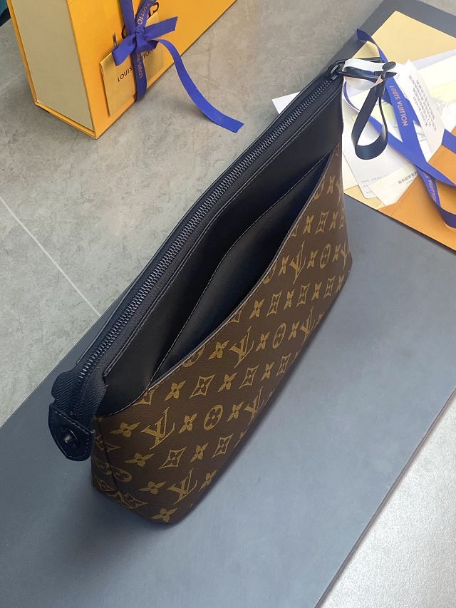 Louis vuitton original monogram canvas pochette voyage M82542