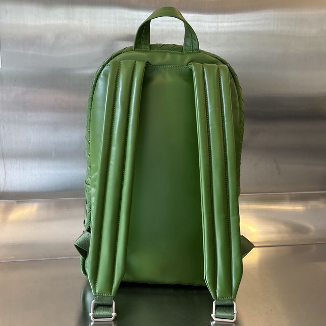 BV original calfskin medium intrecciato backpack 730732 green