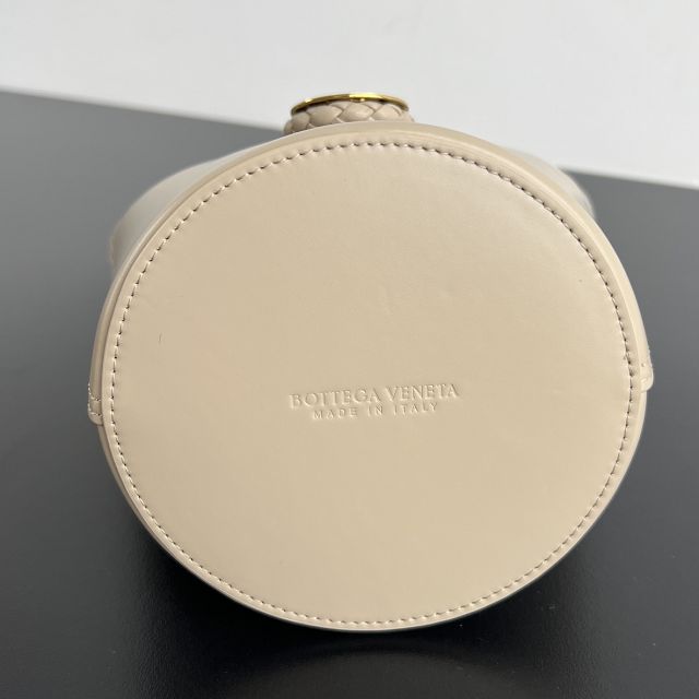 BV original calfskin small liberta bucket bag 815244 ecru