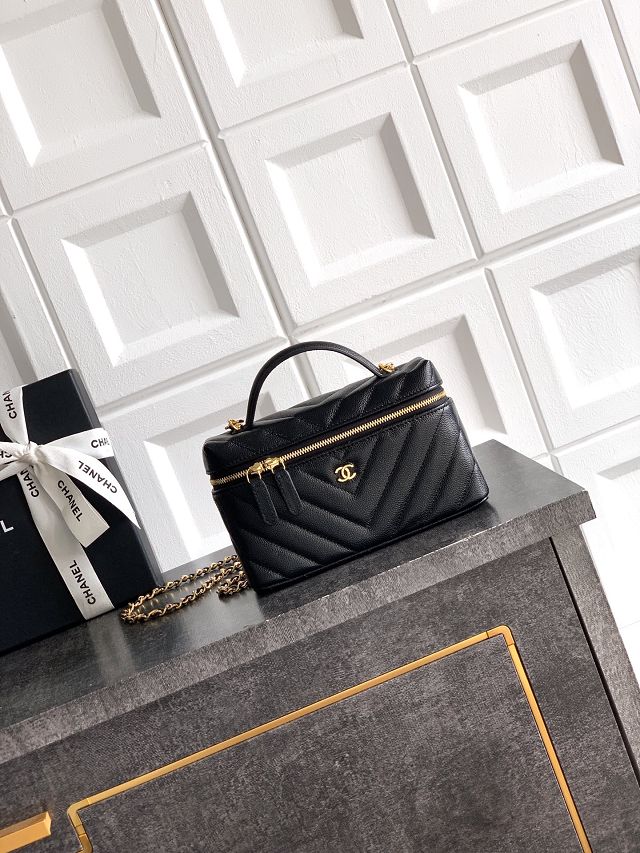 CC grained calfskin vanity with chain  AP5212 black