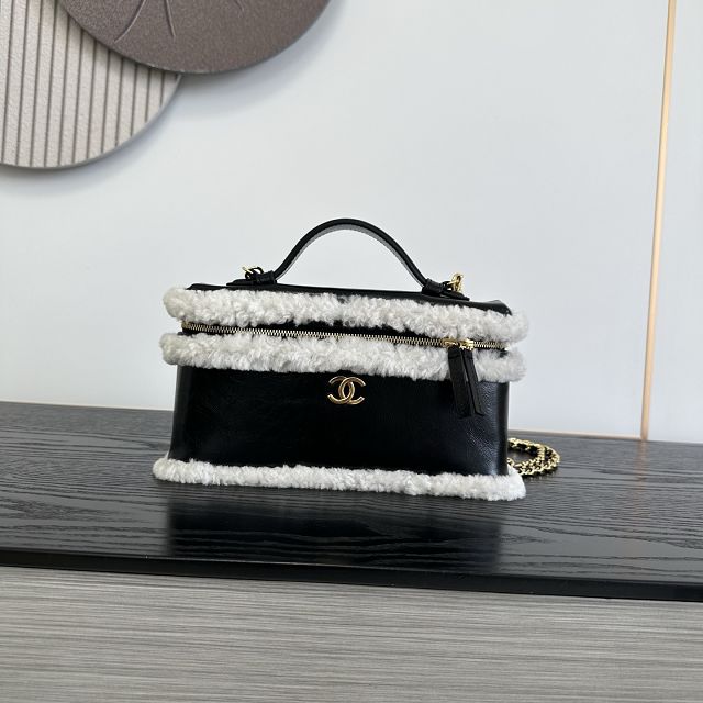 CC shearling large vanity with chain AP5347 
